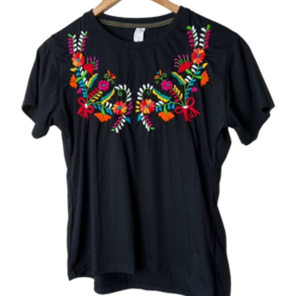 Handmade Other - Mexico Embroidered Floral Black Crewneck Graphic T-shirt